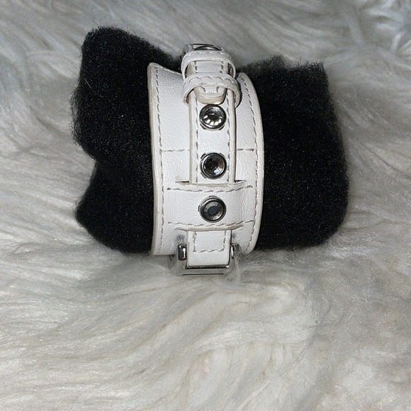 Guess Watch White Leather Watch Genuine Guess Watch Hard to Find⌚️🔻NEW BATTERY - Picture 9 of 12